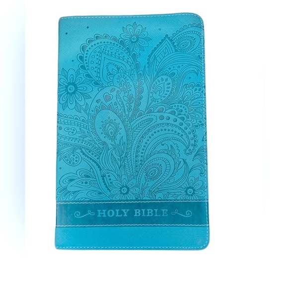 NIV Bible For‎ Teen Girls Teal Embossed Built in Bookmark - Picture 1 of 5